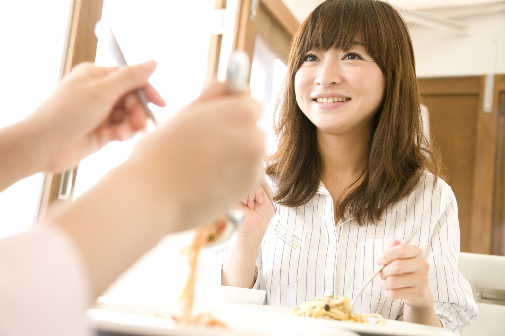 パスタを食べる2人の女性