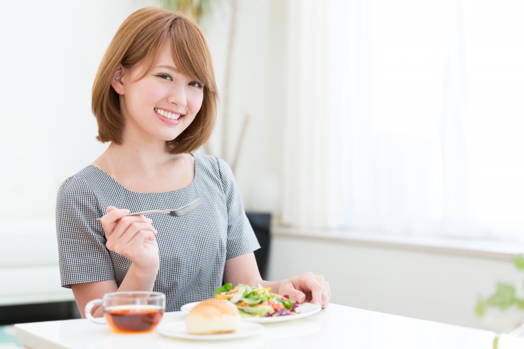 サラダを食べる女性