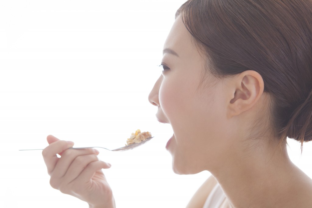 朝食を食べようとする女性